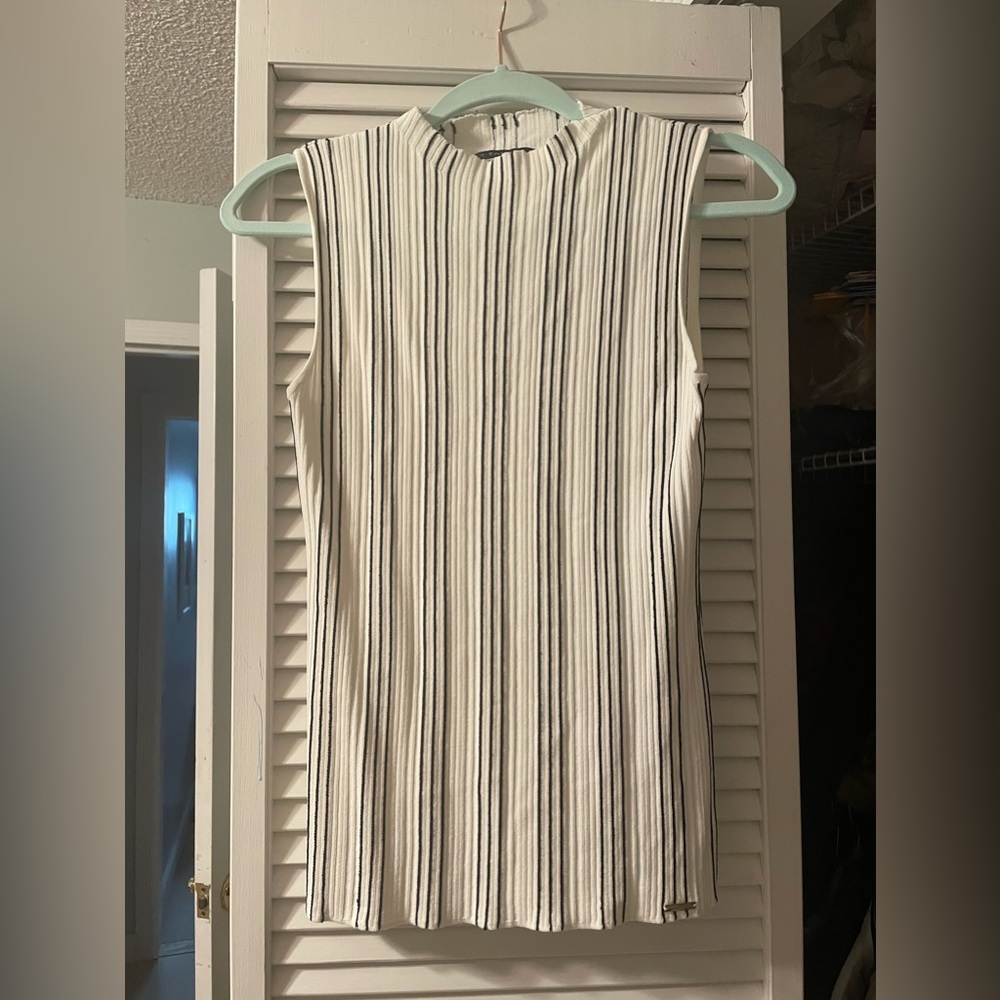 Tahari mock turtleneck sleeveless. Worn only once. Great condition.